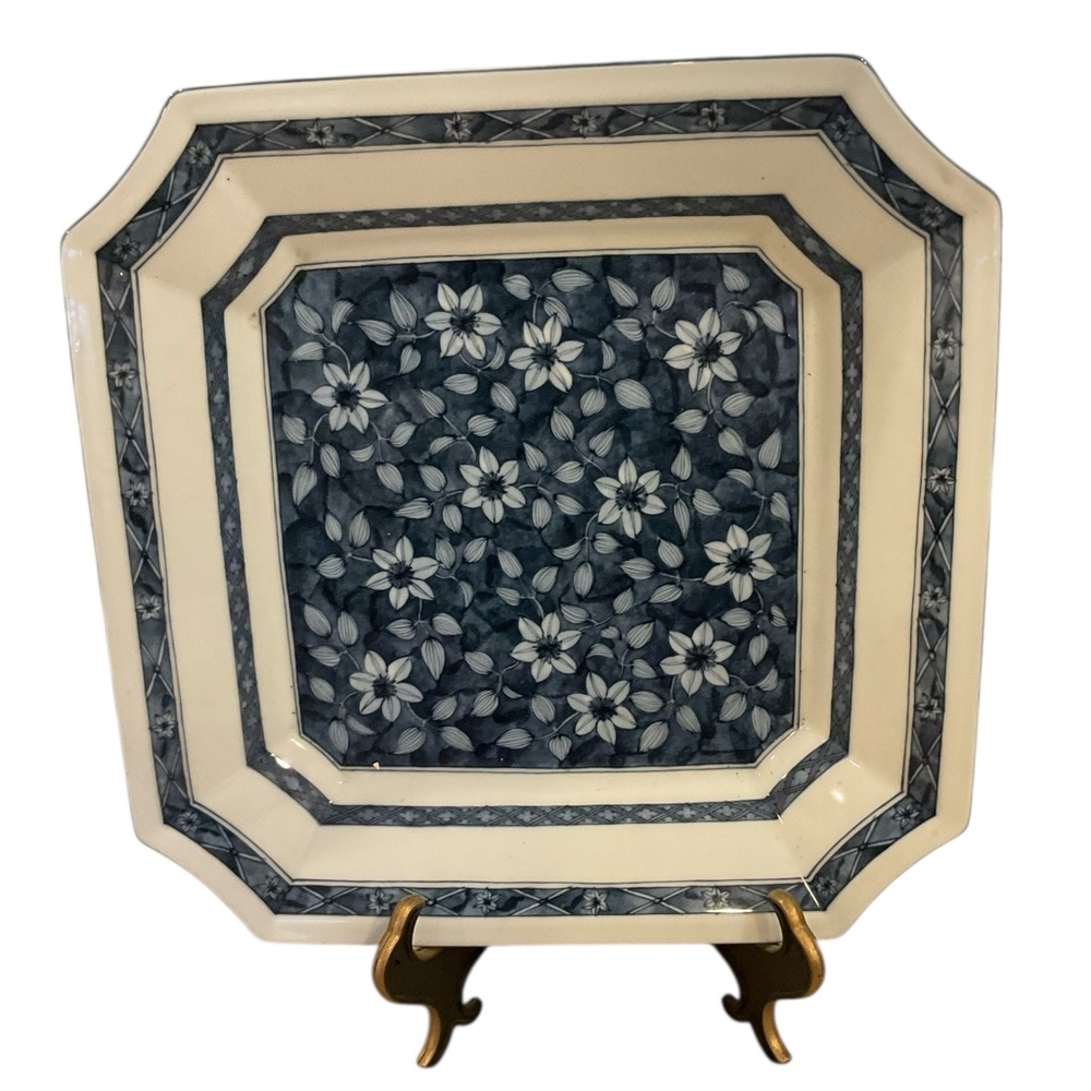 Blue and white decorative plate